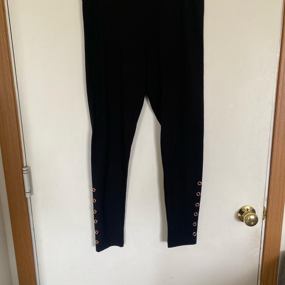 Victoria sport, medium black leggings with gold detail